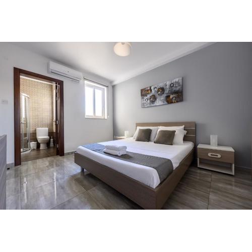 F9 Room 1, Private Double room with private bathroom in shared Flat
