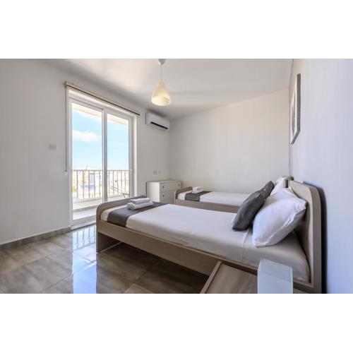 F9 Room 3, Private Room two single beds with shared bathroom in shared Flat
