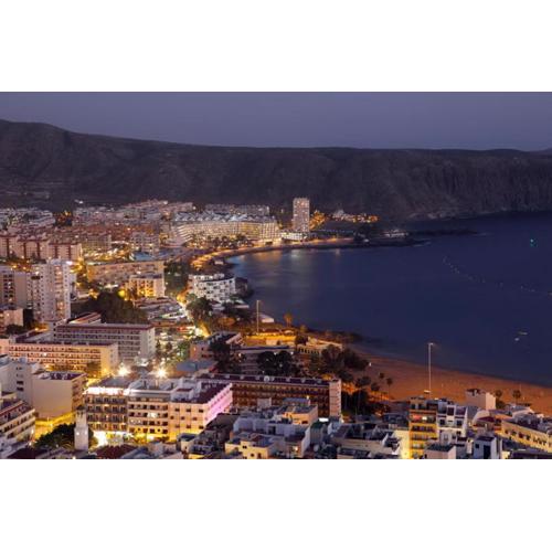 Fabulous 2-bedroom apartment right on the beach of Los Crstianos