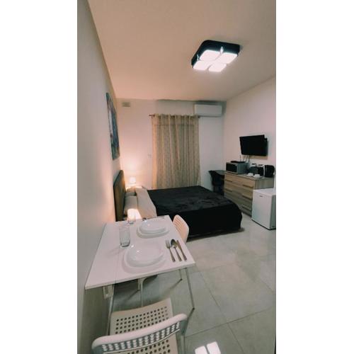 Fairwinds - Double Room with Ensuite - Luqa Airport - Self Check In & Out available