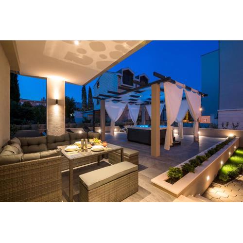 Family Apartment Dubrovnik - private jacuzzi terrace, private parking