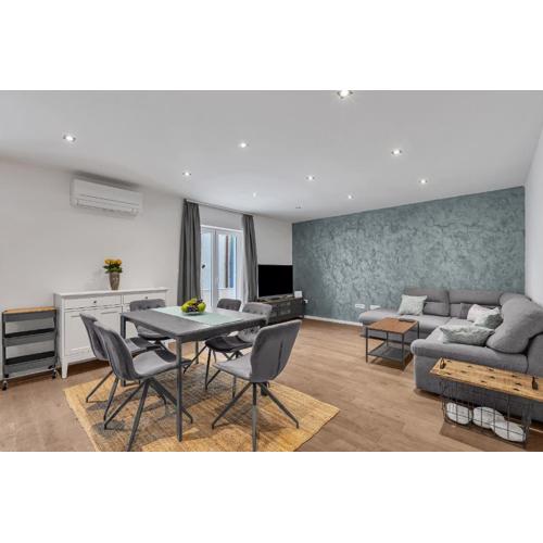 Family Apartment Violet Makarska , City Centar Located
