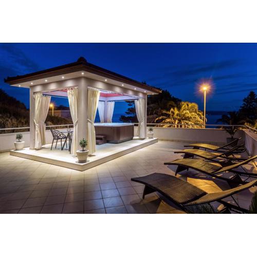 Family apartment with huge terrace and hot tub - Franka