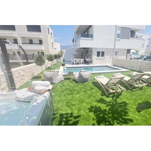 Family friendly apartments with a swimming pool Novalja, Pag - 23489