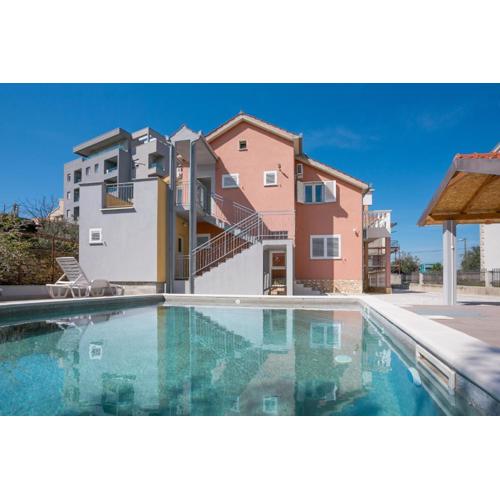 Family-friendly apartments with swimming pools Split - 21026