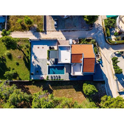 Family-friendly apartments with swimming pools Vir - Kozjak, Vir - 22971