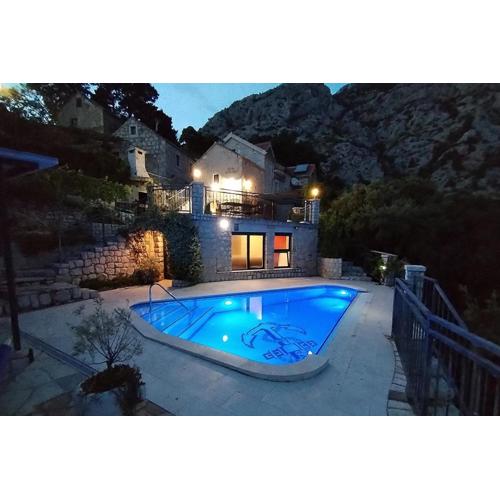 Family friendly house with a swimming pool Makarska - 22882