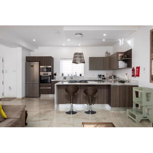 Family-Friendly Spacious Townhouse with Garden - Close to Airport