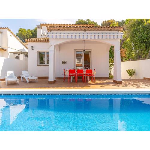 Family-friendly villa for 8 guests