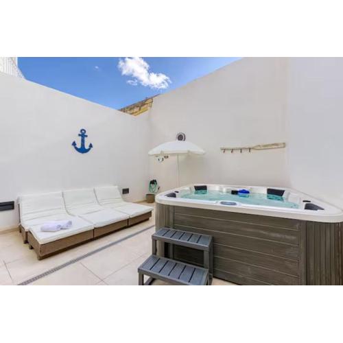 Family Home with Jacuzzi, 3BR Countryside in Dingli