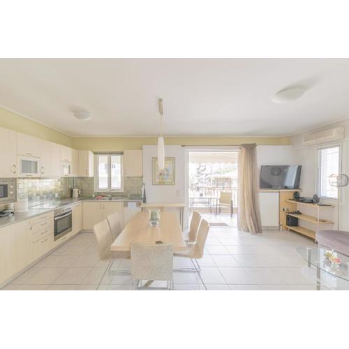 Family Sunny 2 bedroom 1700m center 50m busstop,300m busstop Acropolis