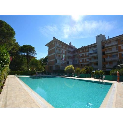 Fantastic flat with pool view just steps from the sea