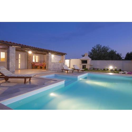Ferienhaus Georgine mit Pool