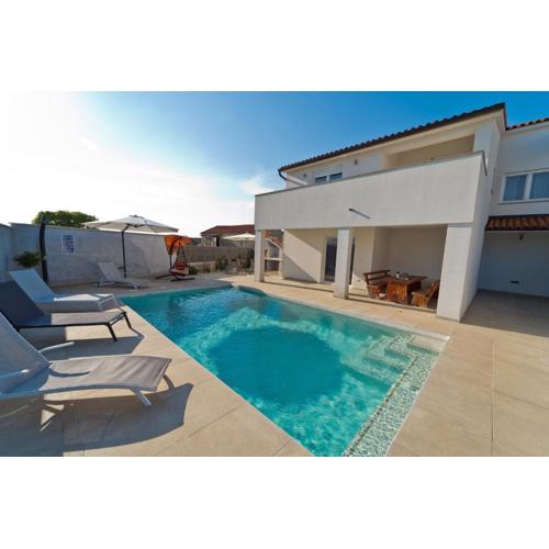 Ferienhaus Luka Mit Pool, Gelegen In Pula
