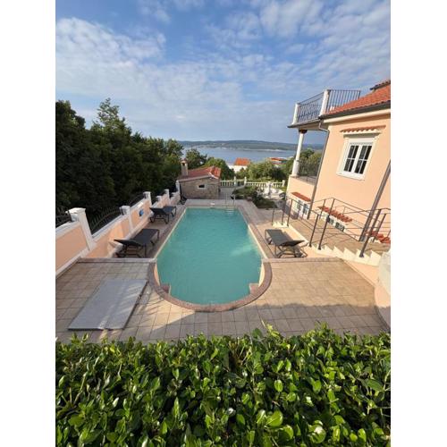 Ferienhaus mit Meerblick & Pool
