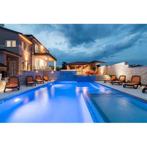 Ferienhaus mit Privatpool für 18 Personen ca 400 qm in Valtura, Istrien Südküste von Istrien