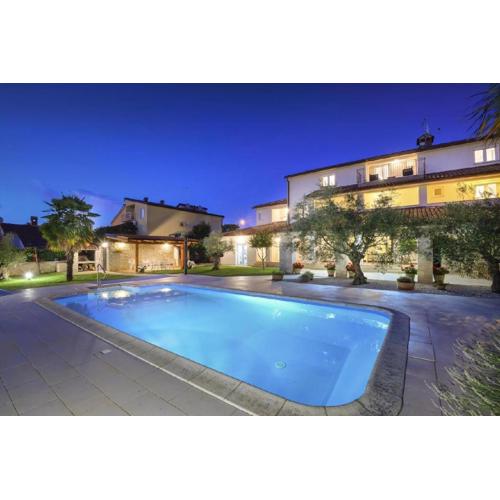Ferienwohnung Mit Pool, Garten, Liegen, Strandnah