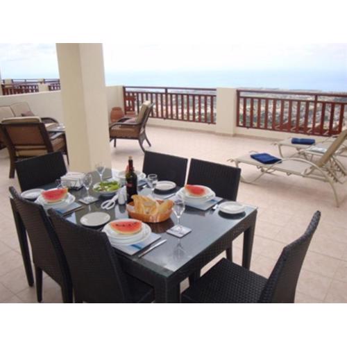 First floor 2 bedroom apartment, large balcony, amazing sea views, communal pool