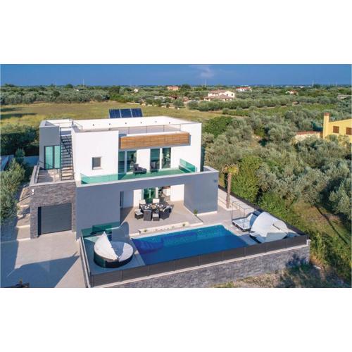 Five-Bedroom Holiday Home In Fazana