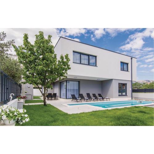 Five-Bedroom Holiday Home In Kastel Kambelovac