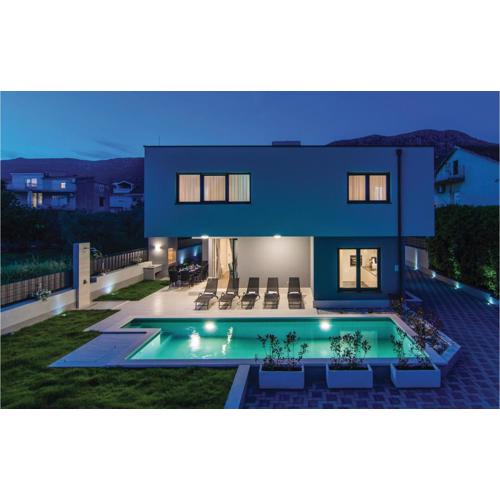 Five-Bedroom Holiday Home In Kastel Kambelovac