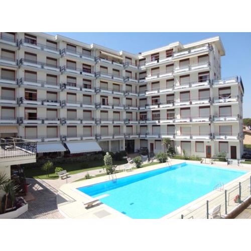 Flat for 5 with shared pool 180m from the beach