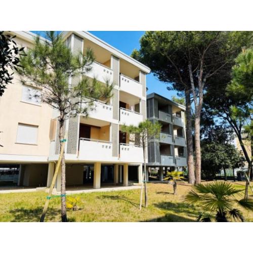 Flat in a building surrounded by a garden