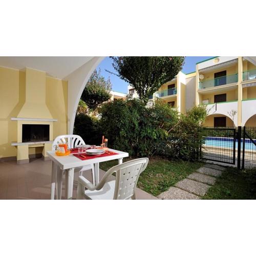 Flat with a lovely poolside garden with bbq