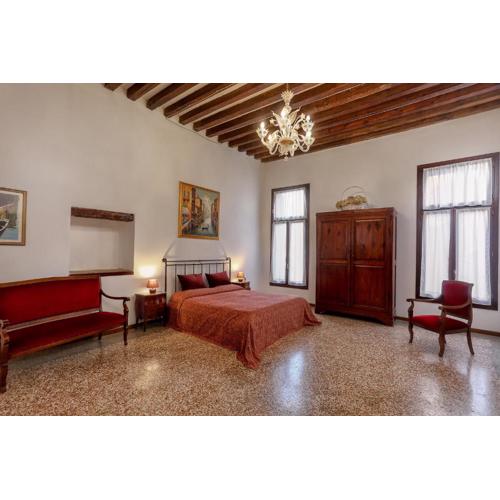 Flat with canal view near San Marco