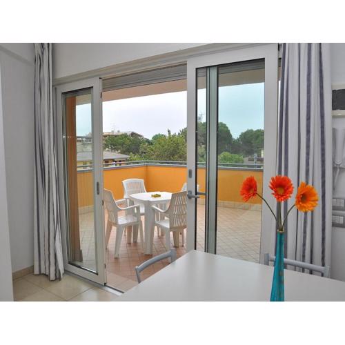 Flat with luminous terrace close to the sea