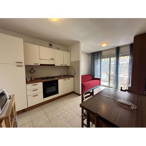 Flat with side sea view just steps from the beach