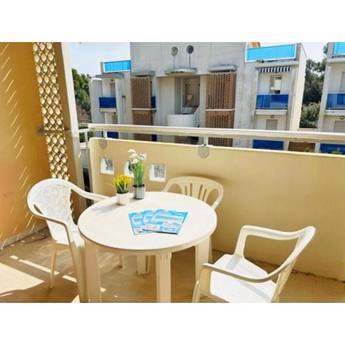 Flat with sunny terrace close to the beach