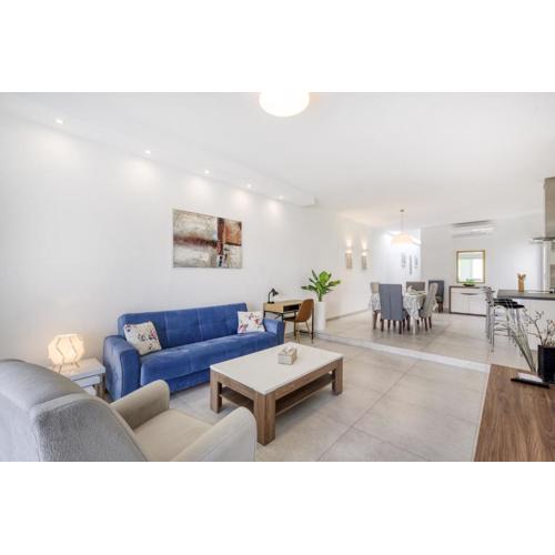 Fleur de Mai penthouse with large terrace in Gzira