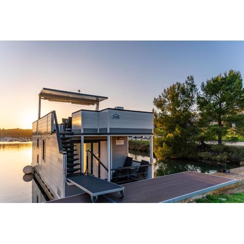Floating house - ARIA