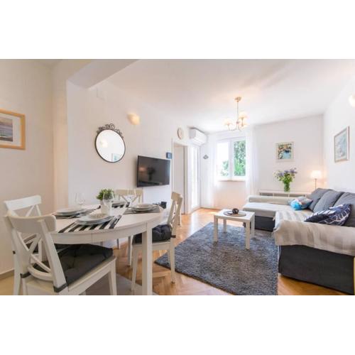 Flora three bedroom apartment near beach