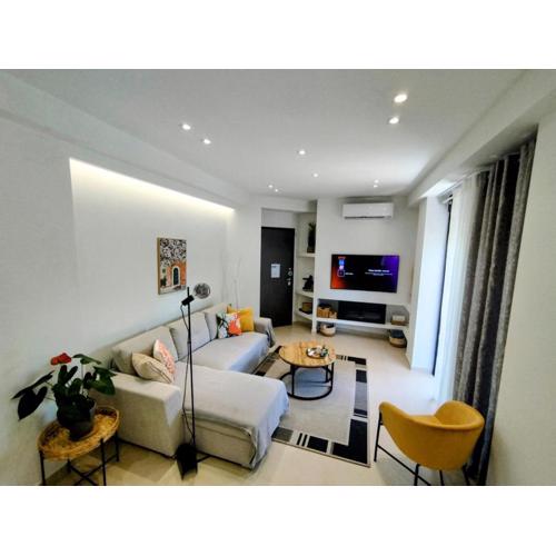 Floral Home 1 - Ground floor apt with courtyard and private parking!