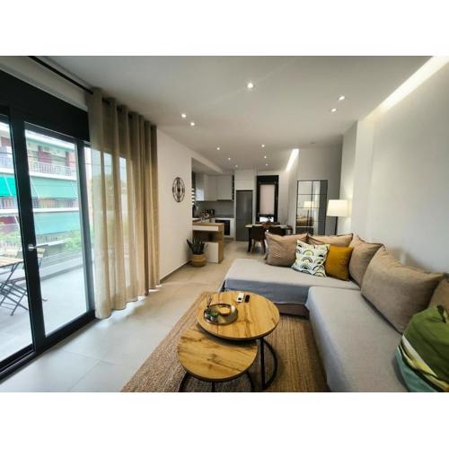 Floral Home 2 - 1st floor apt with private parking!