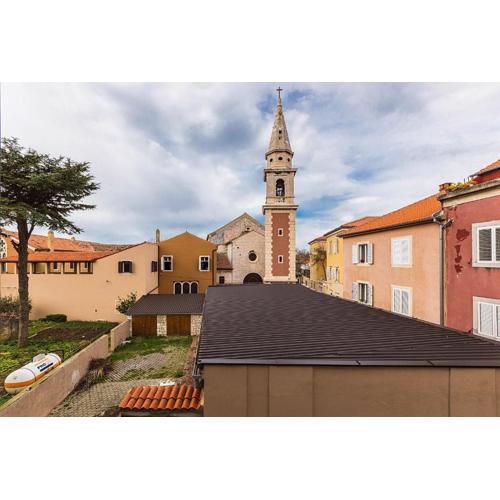 Forum 2BR apartment in old town