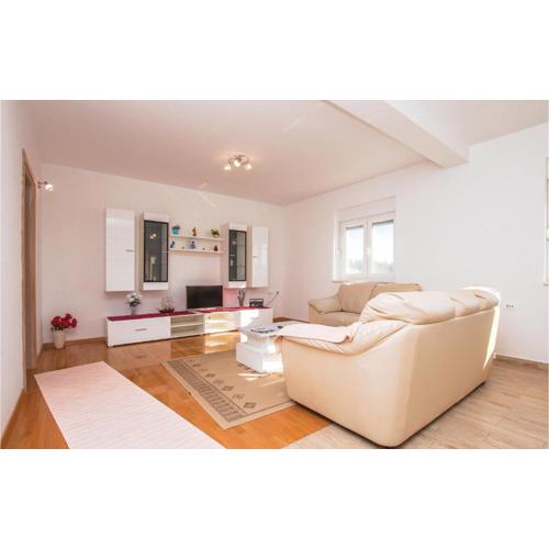Four-Bedroom Apartment In Sibenik