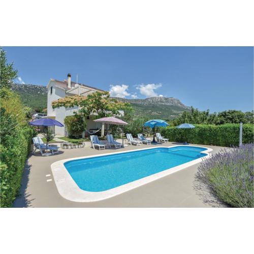 Four-Bedroom Apartment Kastel Luksic With Sea View 06