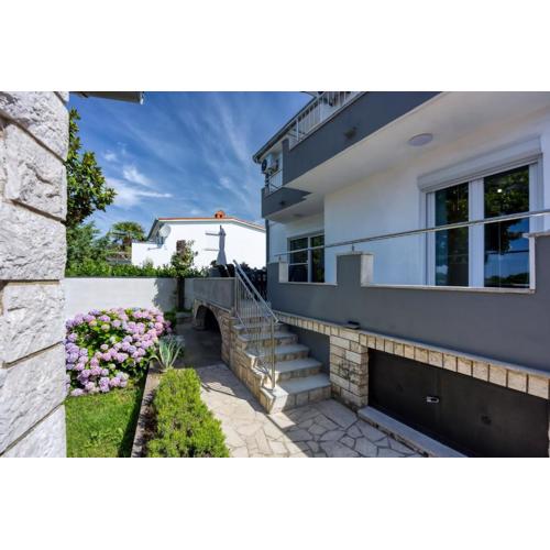 Four-Bedroom Apartment Magnolija