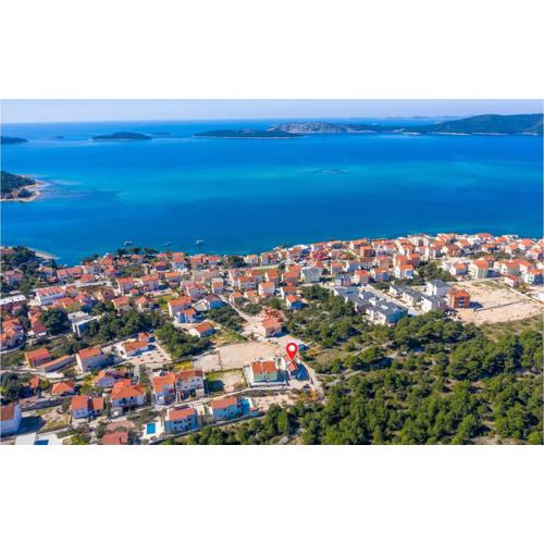Four-Bedroom Holiday Home In Sibenik