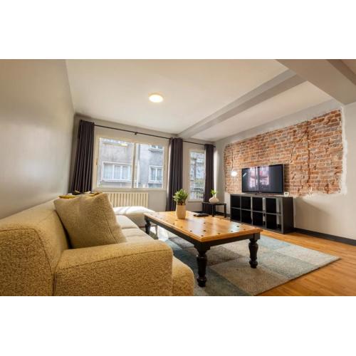 Fourlex Single Detached House - 2 Bathrooms - Central Location - Private Terrace