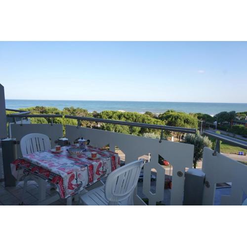 Fresh and cozy seaside studio