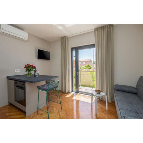 Frisch renoviertes Apartment wenige Gehminuten vom Strand mit privatem Balkon, Klima, Grill, WiFi