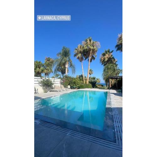Front Line Luxury Beach House 5 Bedroom