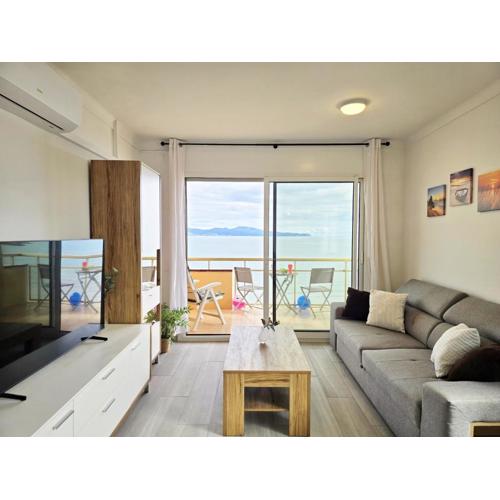 Frontline apartment with sea views