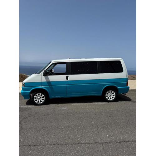 Furgoneta camperizada para dormir y conducir