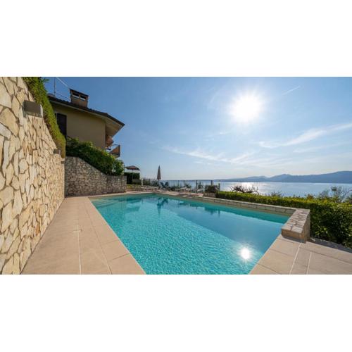 Garda Lake, free park, big swimming pool
