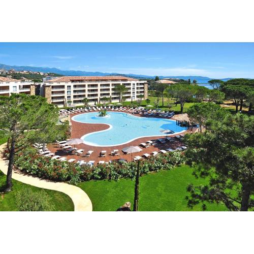 Garden-side apartment in Salina Bay